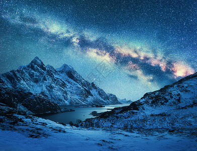 雪上的银河覆盖了挪威冬天的山脉海岸风景雪岩,蓝色的星空,五颜六色的星系,美丽的峡湾挪威洛福腾群岛图片