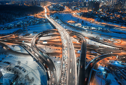 冬季夜间现代城市道路的鸟瞰图公路建筑物照明交通的顶部视图高架道路立交立交桥繁忙的十字路口高速公路高速公路背景图片