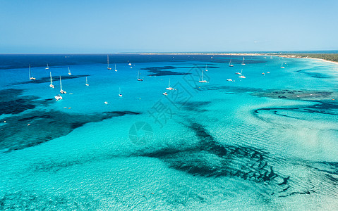 阳光明媚的日子里,船豪华游艇透明的海上鸟瞰夏天的海景热带景观泻湖,船,蔚蓝的水,沙滩,蓝天无人机的顶部视图图片