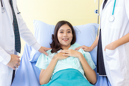 医院病房床上女患者放松微笑的肖像图片