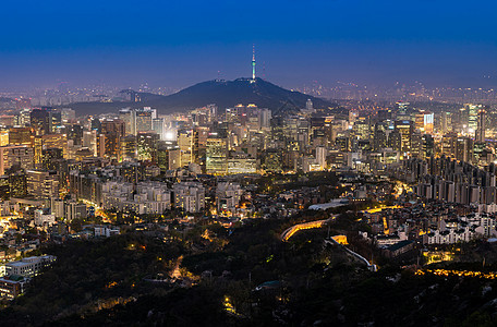 韩国首尔市中心城市景观的空中日落夜景与首尔塔图片