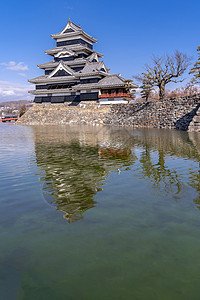 松本城堡抗蓝天松野市冬天松本城堡日本座古老的历史城堡,它的绰号乌鸦城堡图片