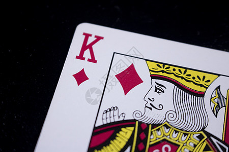 暗黑背景下的国王扑克卡图片