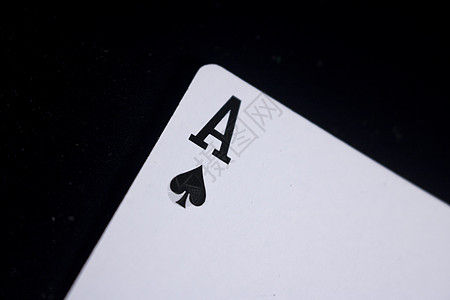 黑黑背景的黑桃扑克王牌图片