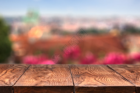 背景上布拉格的空木桌空木桌,背景为布拉格,自然波基背景图片
