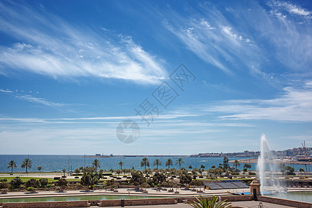 阳光明媚的夏日,帕尔玛德马略卡岛的景色与地平线上的大海地平线上海的帕尔马德马略卡的景色图片