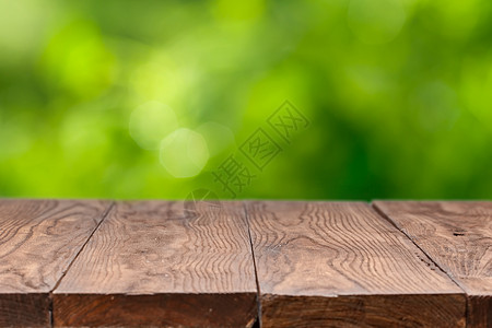 绿色自然背景下的空木桌背景图片
