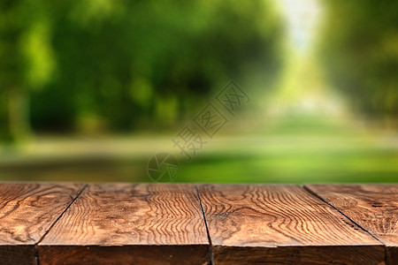 空木桌,背景模糊的城市公园,自然背景与Bokeh背景图片