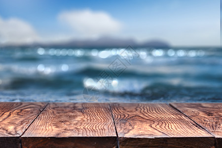 空木桌,背景上模糊的大海,自然背景波基背景图片