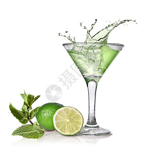 绿色酒精鸡尾酒与飞溅,石灰薄荷分离白色图片