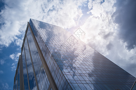 反射蓝天云彩的现代建筑图片