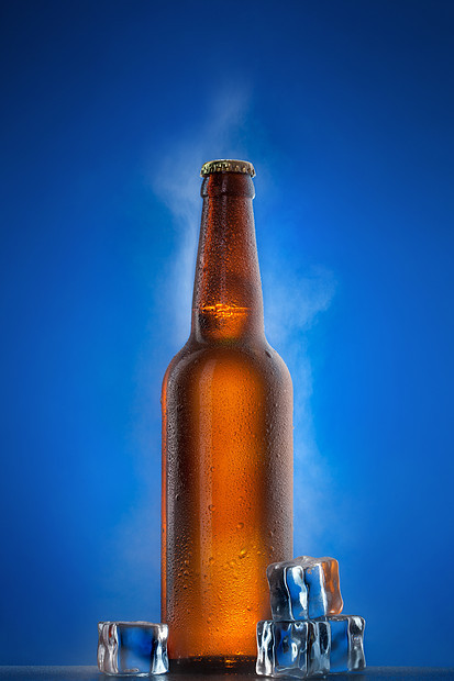 冰啤酒瓶,滴,霜蒸汽蓝色图片