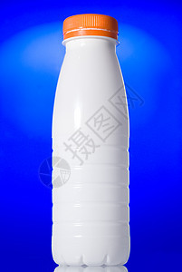 白色奶瓶隔离蓝色上图片