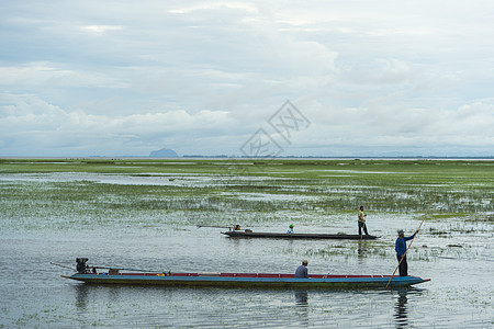 泰国松克拉3月13日明身份的村民艘船上钓鱼20163月3日泰国松克拉捕鱼生活回水地区的人们的项主要活图片
