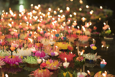 泰国Nakhonnayok11月25日LoyKrathong节,泰国人民购买鲜花蜡烛来点燃,并漂浮水上庆祝201511图片