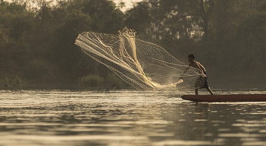 泰国乌邦拉查塔尼,2016湄公河泰国老挝沿岸的渔民图片