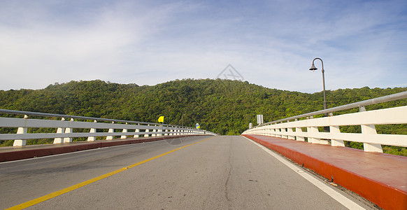 泰国蓝天上的路桥图片