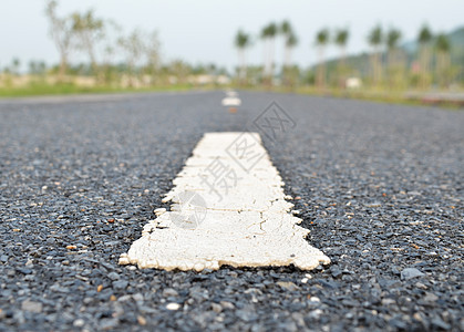 沥青道路纹理与白色条纹图片