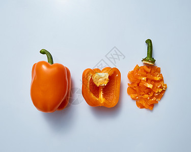 头顶拍摄的素食黄色甜椒,同的切片,用于烹饪,孤立灰色背景上机黄色辣椒片半分离灰色图片