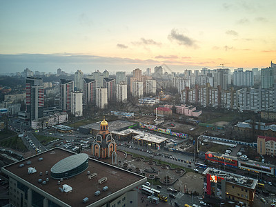 基辅,乌克兰20181月11日基辅市的鸟眼看,现代高层建筑个小教堂,张无人机拍摄的照片早上空中俯瞰基辅市,图片