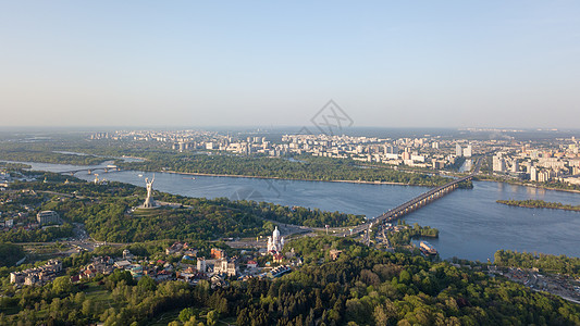 我爱强大祖国基辅市的全景佩切斯基区植物园迪内珀河帕顿桥地铁桥的部分纪念碑祖国寺庙的平爱结无人机的照片鸟瞰背景