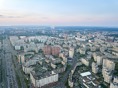 无人机鸟瞰波兹尼亚克区MykolyBazhanaAve的空中全景摄影,夏季日落时基辅市的现代建筑鸟瞰,无人机基辅图片