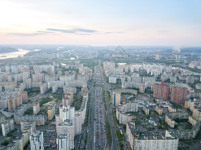 无人机鸟瞰波兹尼亚克区的空中全景摄影,右岸的Dnieper右岸岸的桥梁基辅市的现代建筑鸟瞰,无人机基辅乌克兰图片