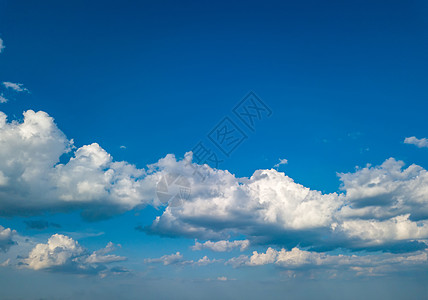 夏日日落时,蓝天上的白色蓬松云自然天气,多云的蓝天夏天日落时蓝天背景的美丽云无人机的鸟瞰图图片