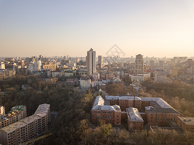 空中摄影无人机美术建筑学院,交易房屋地区与旧建筑房屋乌克兰基辅市夏季日落拍摄无人机全景鸟瞰,鸟瞰基辅市的中心图片