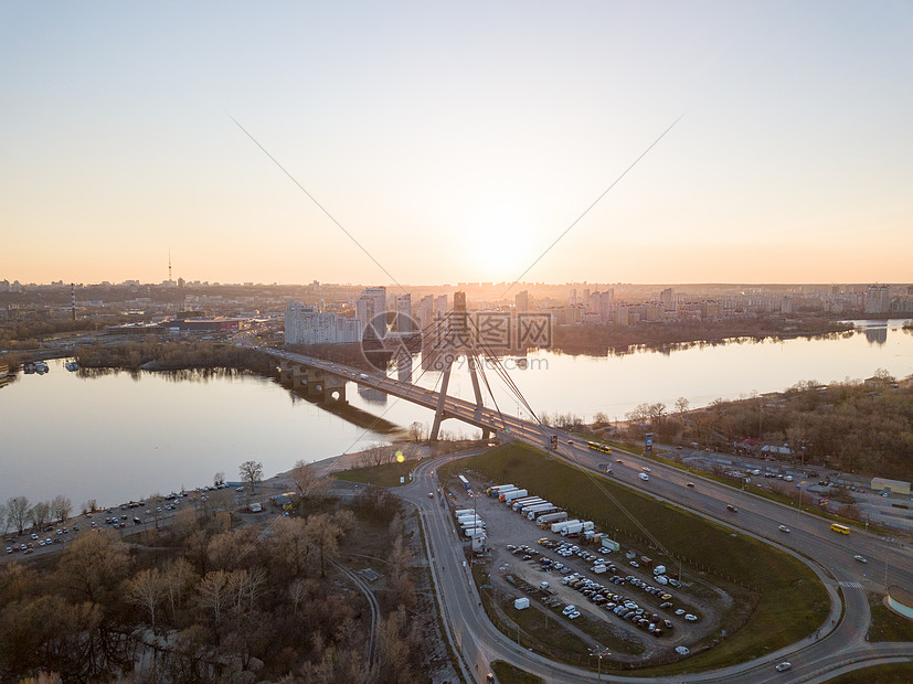 北桥的景色,聂伯河上个大型的汽车公园,美丽的日落,乌克兰,基辅市左岸的部分,可以看奥博隆地区的斯凯莫尔购物中图片