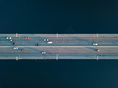 乌克兰基辅市迪涅伯河上的北桥道路的鸟瞰图基辅市北桥上的汽车出租车公共汽车的空中交通景观图片