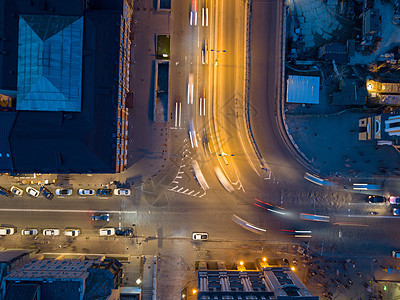 夜景交叉口交叉道路与车辆运动空中景观无人机基辅市乌克兰基辅市街道十字路口的夜间交通图片