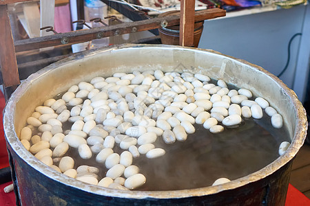 伊斯坦布尔,土耳其的生产中,用水茧中提取生丝纤维的过程用水锅中煮蚕茧伊斯坦布尔制造丝绸的过程图片
