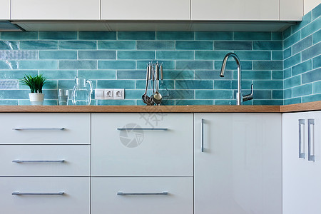 白色厨房蓝色瓷砖的舒适内部白色厨房的舒适内部图片
