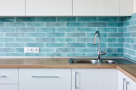 角落现代白色蓝色厨房,干净的室内与水槽角落现代白色蓝色厨房图片