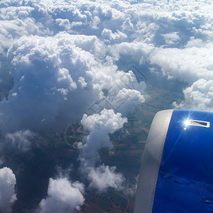 飞机机翼飞机涡轮飞行丛林底部白云飞行中飞机机翼发动机的视图图片