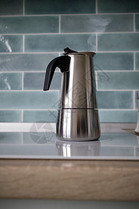 美丽的蓝色厨房公寓与锈钢间歇泉咖啡机感应板上电炉上台锈钢间歇泉咖啡机图片