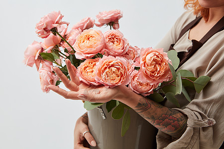 美丽的花与粉红色的毛线女孩的手与纹身隔离白色的背景花卉背景花与粉红色毛女孩的手孤立白色背景图片