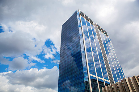 反射蓝天云彩的现代建筑反射蓝天的现代建筑图片