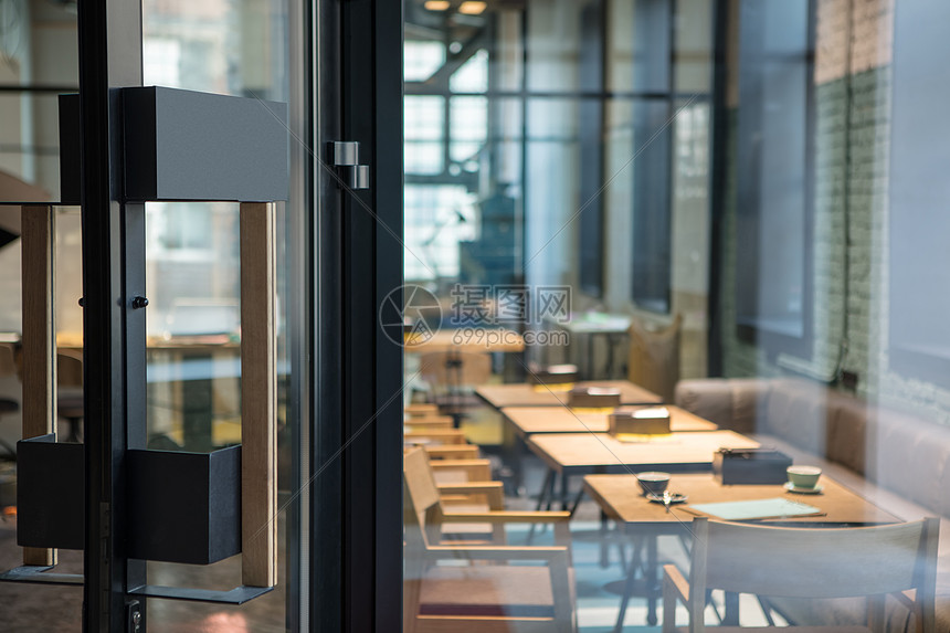 咖啡厅前木制璃门上的现代门把手现代风格的室内门开餐厅咖啡馆前木制璃门上的现代门把手图片