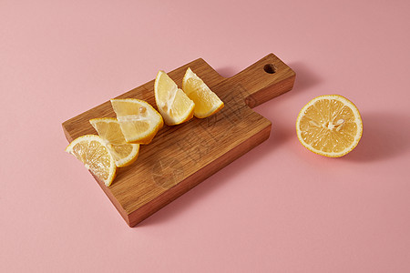 种成熟的机天然柠檬,用于粉红色背景下自制的新鲜鸡尾酒健康的食物多汁的切片半的天然黄色柠檬个木板上的粉图片