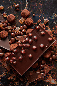 各种美味的巧克力糖果黑暗的背景,各种美味的巧克力糖果图片