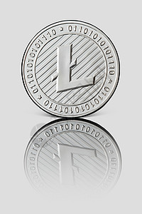银色硬币,白色光泽的背景上反射硬币的正新的虚拟货币银色硬币白色光泽的背景上商业技术图片