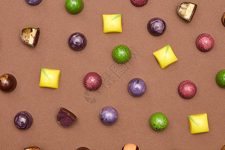 巧克力制成的彩色图案平躺食物背景五颜六色的糖果图案图片