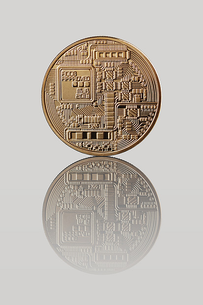 黄金比特币硬币的背硬币灰色光泽背景上的反射加密货币区块链交易灰色背景下的金币比特币图片