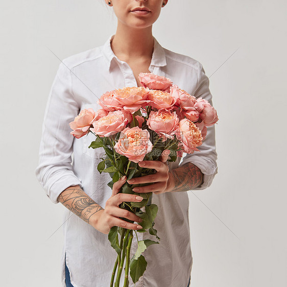 女孩带着明亮的粉红色玫瑰花来迎接情人节花的女孩图片