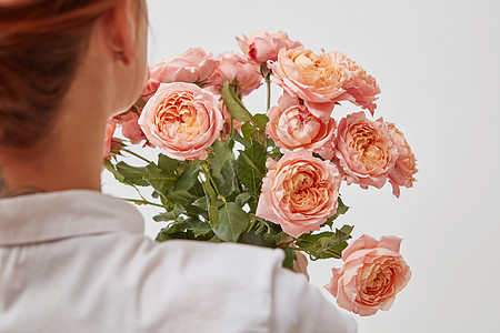 粉红色的玫瑰个女孩的背后看花瓦伦丁节美丽的玫瑰个女孩手里图片