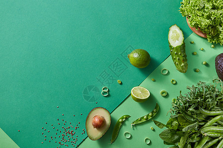 天然机新鲜绿色蔬菜的成,用于双酮绿色背景下准备素食沙拉天然健康食品的文字的地方新鲜采摘的蔬菜沙拉生菜,绿色背景图片