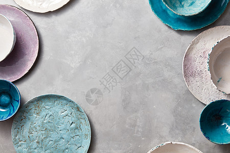 手工瓷器的顶部视图同尺寸类型的陶瓷蓝色碗混凝土背景上空的中心文字的自由五颜六色装饰的瓷碗,灰色大理石桌子图片