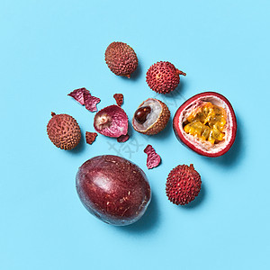西番莲荔枝果皮蓝色背景下的成,热带健康水果平躺多汁的半,荔枝西番莲水果的整体果皮蓝色的背图片